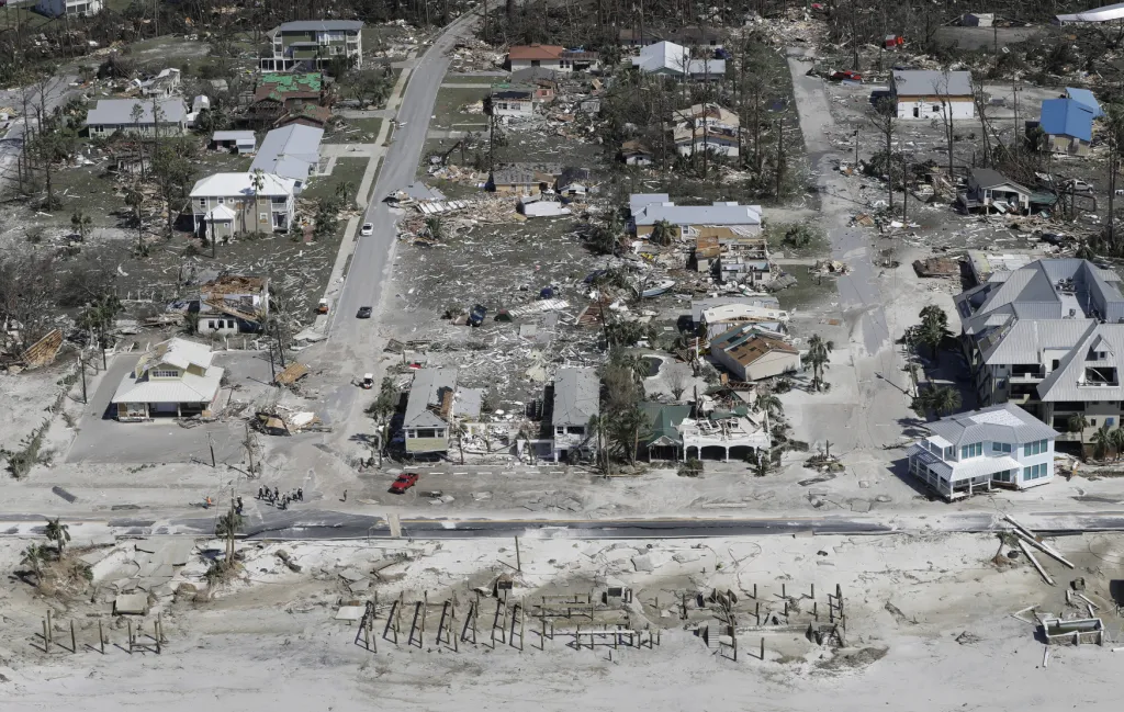 Letecký snímek oblasti zasažené hurikánem Michael na Mexico Beach ve státě Florida.