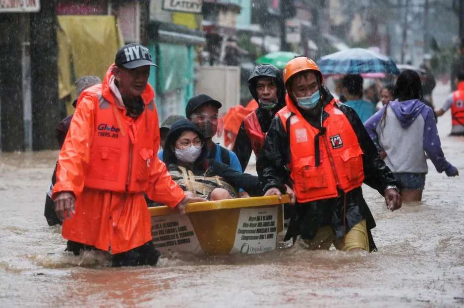 Tajfun Vamco zasáhl Filipíny. Nevyhnul se ani hlavnímu městu Manila