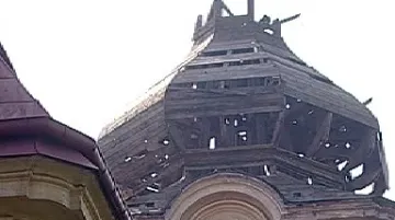 Poškozená kostelní věž