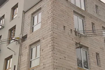 Místo čekání na přeložku nechal majitel domu elektrické vedení zazdít. Úpravy teď zaplatí sám
