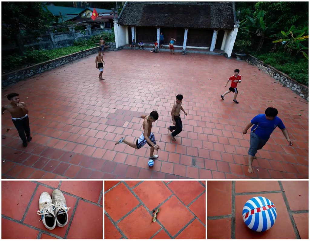 Fotbal na cihlovém hřišti před chrámem ve vesnici Hoang Xa na předměstí vietnamské Hanoje