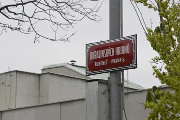Ulice Ukrajinských hrdinů v Praze už je osazena novými tabulemi. Ruská ambasáda by mohla mít problém s poštou