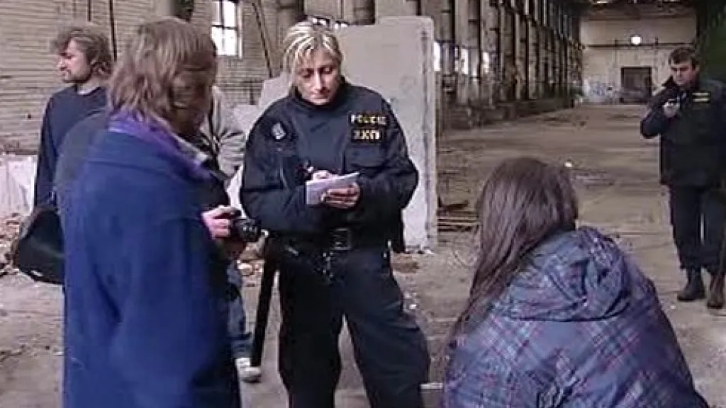 Policisté kontrolují bezdomovce