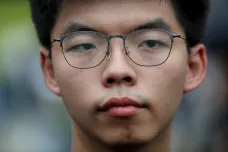 Policie začala zatýkat přední tváře protestů v Hongkongu. Wonga odvezl minivan