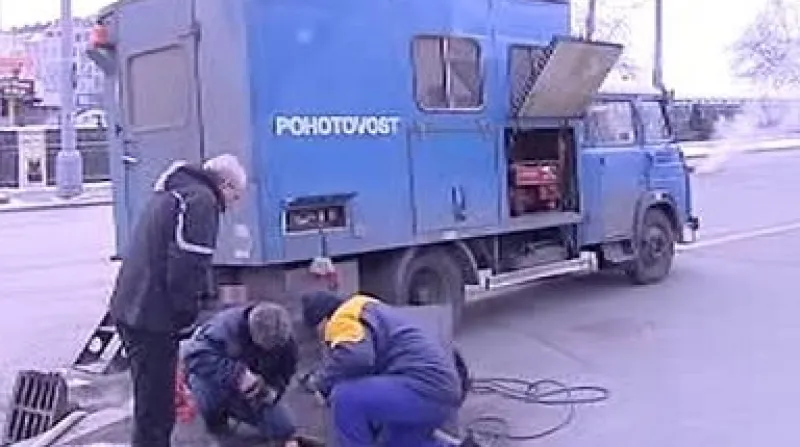 Opraváři u havárie horkovodu v Plzni