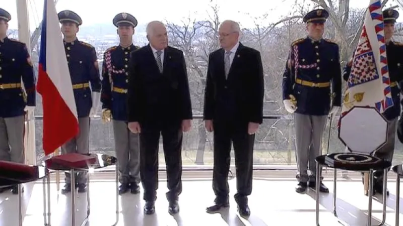 Klaus a Gašparovič si předávají nejvyšší státní vyznamenání