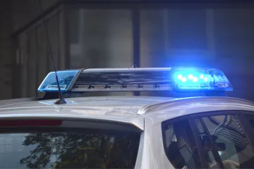 Policista, kterému ve školce náhodně vystřelila zbraň, dostal napomenutí