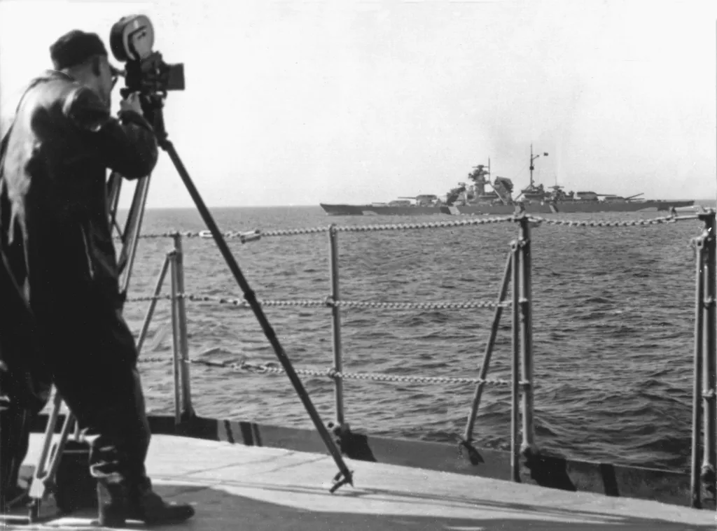 V úvahu připadají jak střelba a útoky torpéd britských bitevníků, tak rozhodnutí německé posádky otevřít ventily na dně lodi, o kterém hovořili přeživší námořníci