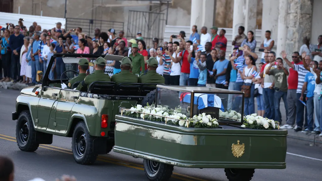 Vojenský džíp veze urnu s Castrovým popelem