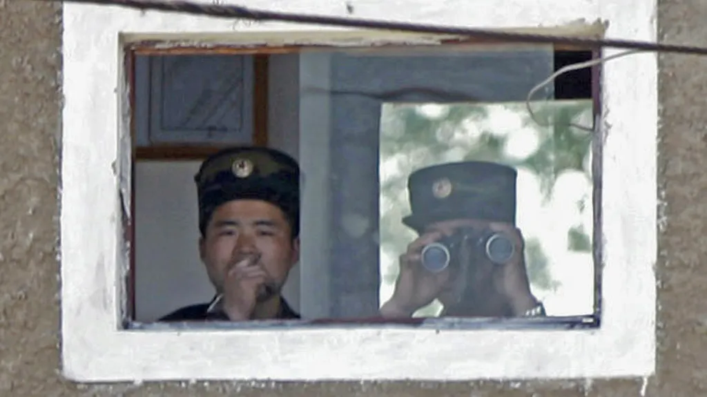 Severokorejští vojáci na hranici s Čínou