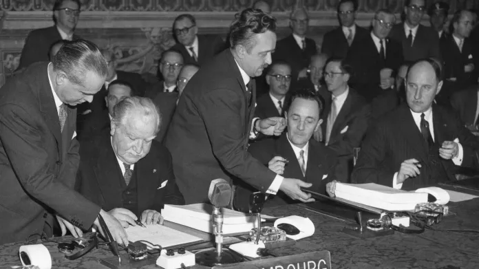 Lucemburský ministr zahraničí Joseph Bech při podpisu smlouvy o Euratomu 25. března 1957