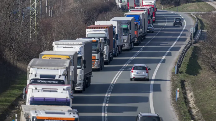 Kolona kamionů u hraničního přechodu v Náchodě