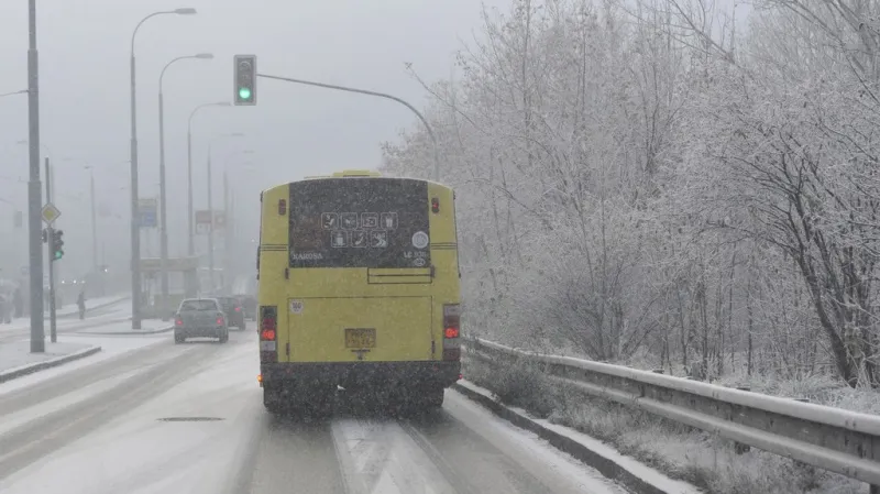 Sníh na Karlovarské třídě v Plzni