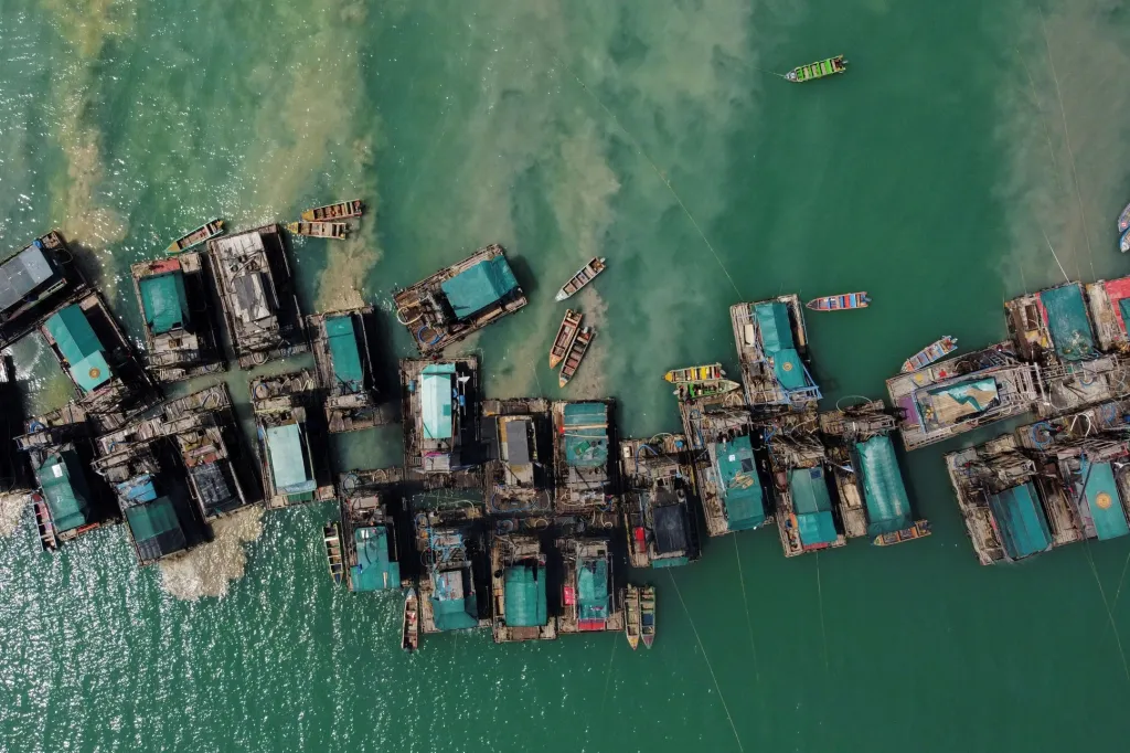 Těžba cínu v oblasti indonéského ostrova Bangka se od roku 2014 postupně přesouvá na moře z důvodů vyčerpání ložisek na pevnině