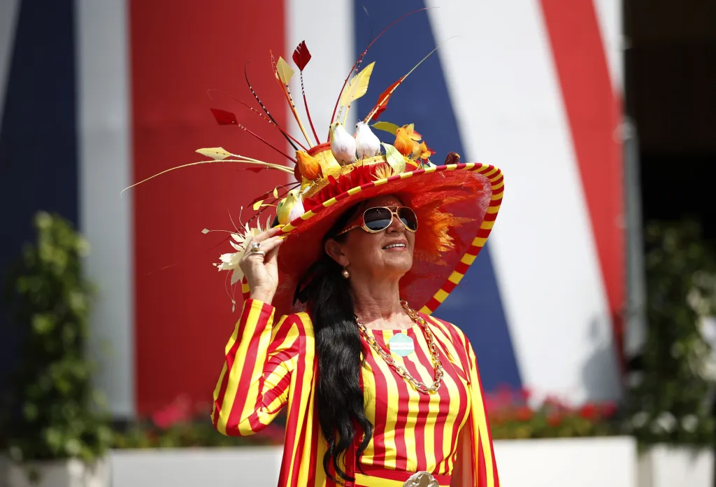 Během zahajovacího dne koňských dostihů Royal Ascot dorazila tradičně i královská rodina