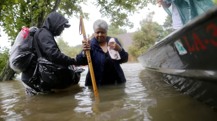 Lidé v zatopené části Houstonu