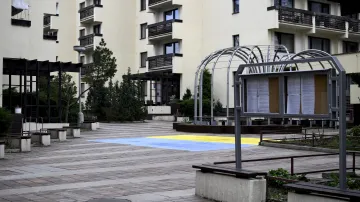 Namalovaná ukrajinská vlajka na dlažbě v blízkosti domů ve Schwaigerově ulici v Bubenči, ve kterých bydlí Rusové.