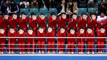 Severokorejky povzbuzují sjednocený korejský tým v ledním hokeji žen na olympiádě v Pchjongčchangu. Ještě dvě minuty před koncem zápasu skupiny B se Švýcarskem za stavu 0:8 motivovaly roztleskávačky korejský tým k výhře.