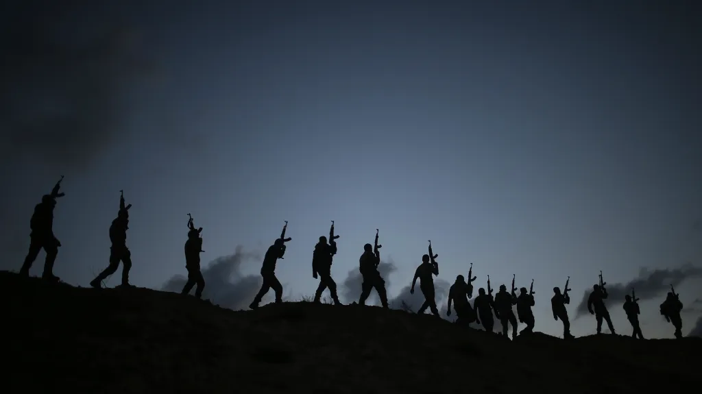 Trénink ozbrojených jednotek v poušti