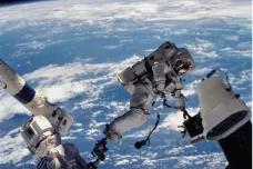 ŽIVĚ: Astronauti na plášti ISS zapojí vědeckou platformu