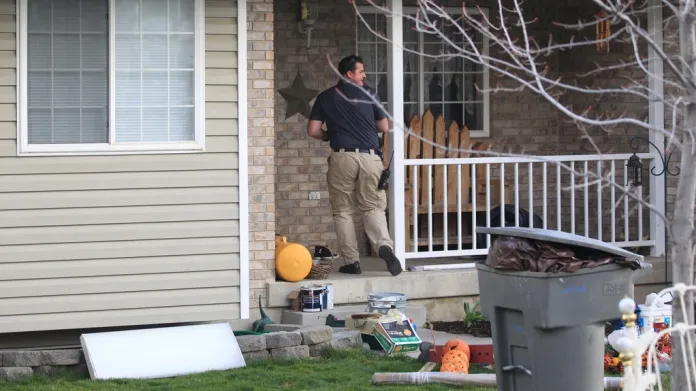 Policie ohledává dům, kde došlo k nálezu těl