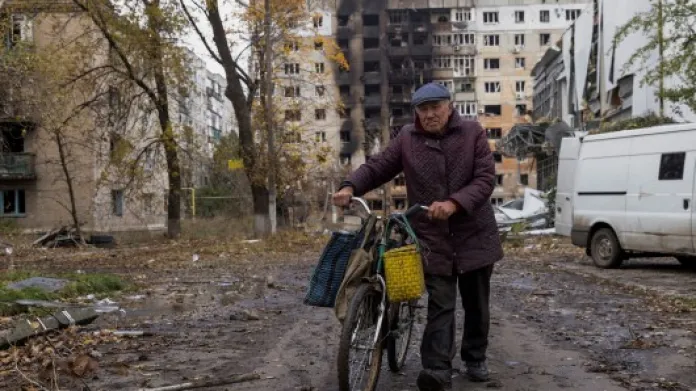 Obyvatel Avdijivky před poškozenými obytnými domy,  Autor: Yevhen Titov,  Zdroj: Reuters