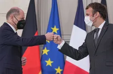 Nový německý kancléř Scholz navštívil Francii. „Drahý Olafe,“ vítal ho Macron