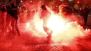 Protestující v centru metropole házeli na policisty světlice