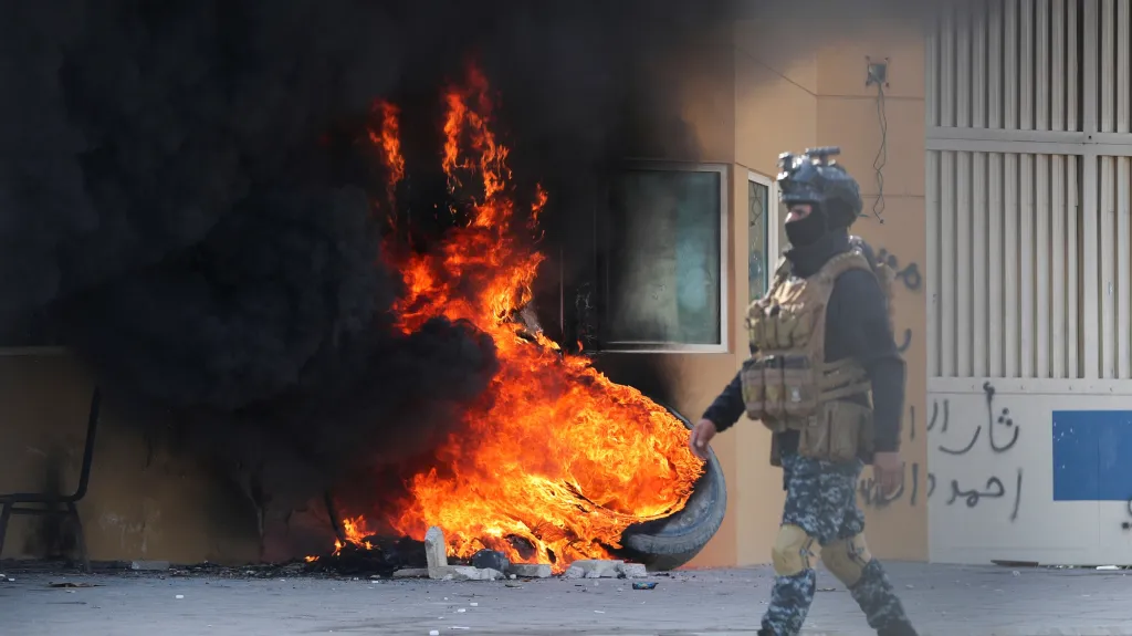Hořící pneumatika před americkou ambasádou v Bagdádu