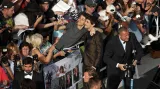 Člen poroty a herec Xavier Dolan pózuje s fanoušky při příchodu na zahajovací večer v Cannes