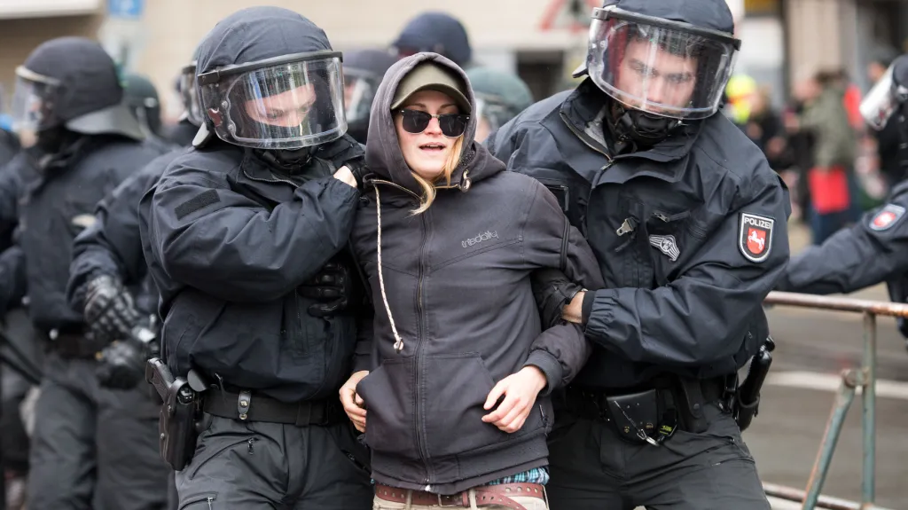 Zatýkání při protestech odpůrců AfD