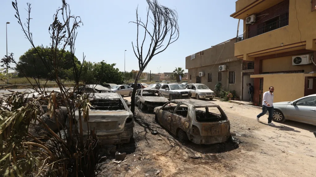 Zničená auta po útocích Haftarových sil v Abu Salimu poblíž Tripolisu (17. dubna 2019)