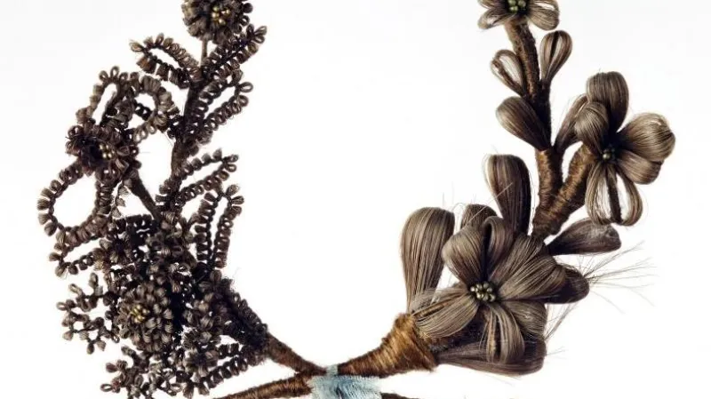 Brož z ustřižených vlasů Boženy Němcové