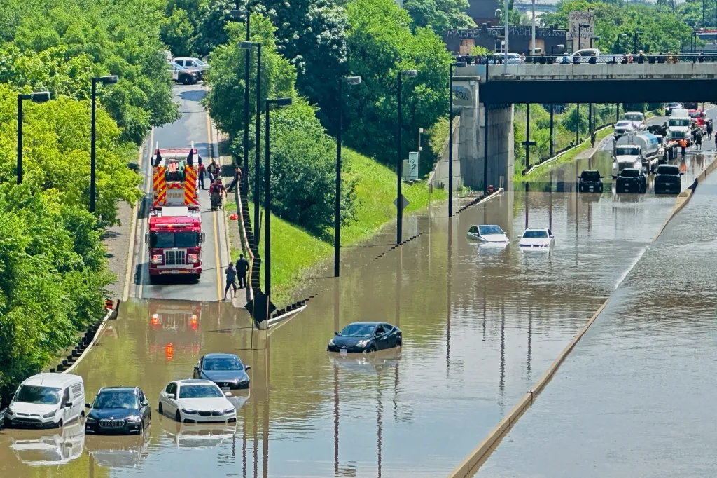 Auta uvázla na zaplaveném úseku Don Valley Parkway