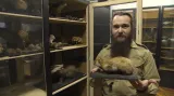 Zoolog Josef Hotový s vycpaným křečkem polním