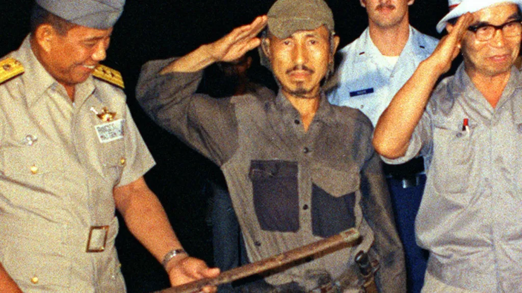Onoda předal 30 let po válce svůj meč filipínskému generálovi