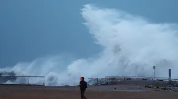 Vysoké vlny na pláži Barceloneta
