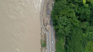 Povodněmi poničená silnice v prefektuře Kumamoto