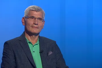 Pacienti s covidem-19 nyní umírají mnohem méně díky obezřetnosti lidí i kratší inkubační době, říká virolog Beran