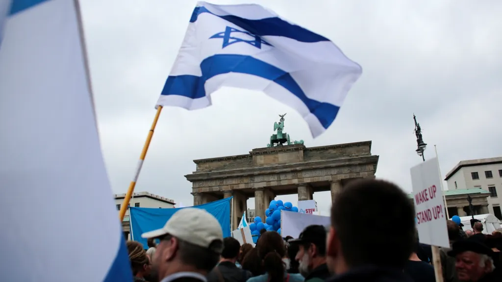 Manifestace u Braniborské brány proti projevům antisemistismu