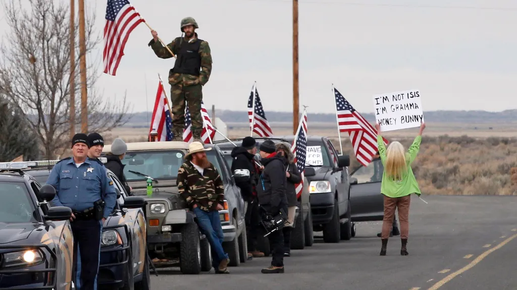 Policie a demonstranti čekají, jak skončí ozbrojený protest farmářů v Oregonu.
