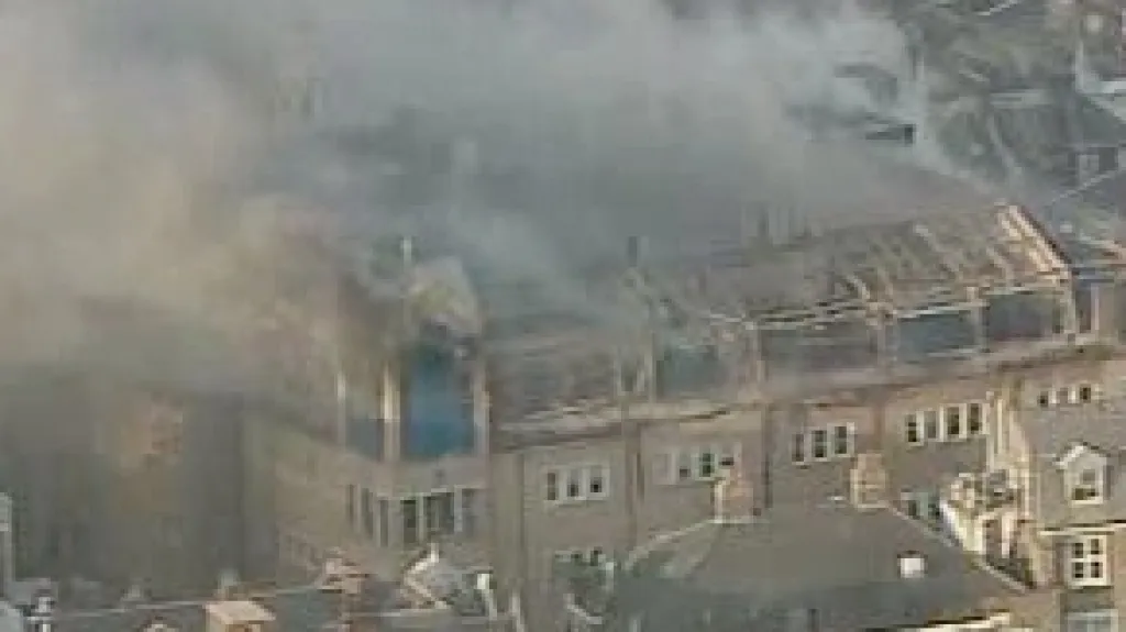 Požár střechy londýnské nemocnice