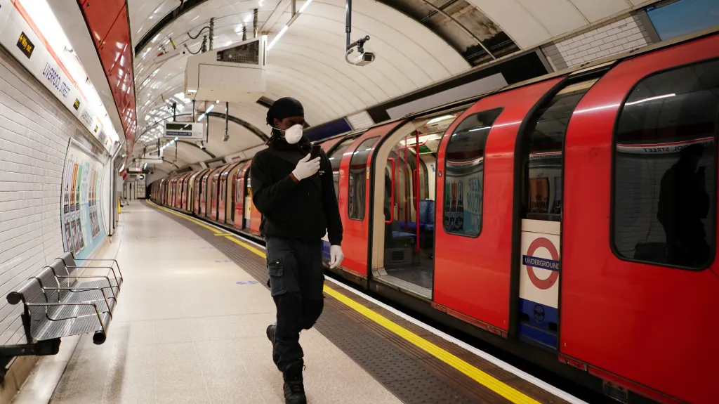 Londýnské metro v první den uvolnění opatření
