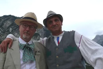 Šumné stopy Vávry a Lipuse: Někdo jezdí na chalupy, my po chalupách