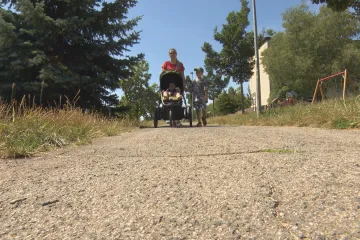 Spouští se vyplácení pětitisícového příspěvku na dítě. Debata se čeká ohledně navýšení rodičovské