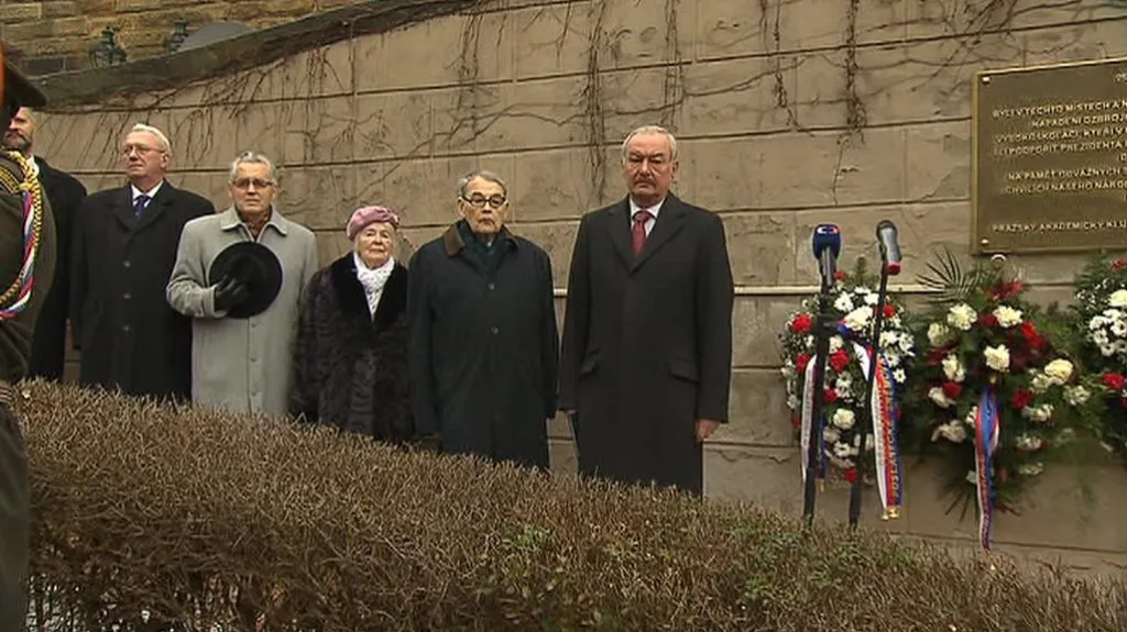 Shromáždění u pamětní desky v Nerudově ulici