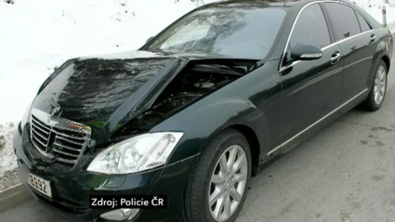 Auto po střetu s pirátem silnic