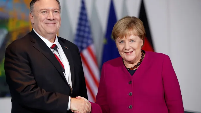 Mike Pompeo a Angela Merkelová v Berlíně