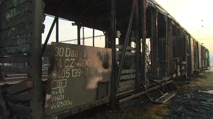 Požár dřevěného služebního vagonu ČD Cargo narušil železniční dopravu v Praze