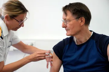 Levá, nebo pravá? Vědci zkoumali, do jaké ruky je lepší očkovat